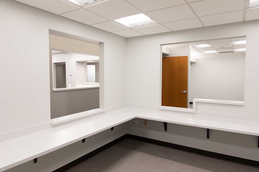 More Photos Of 17030 Lakeside Hills Plz, Omaha Medical For Lease