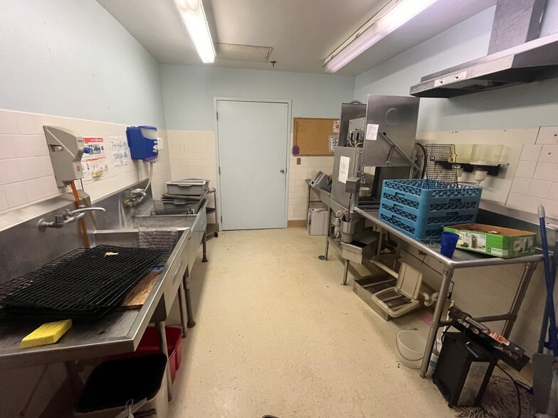 More Photos Of 215 E Church St, Lewellen Hotel For Sale