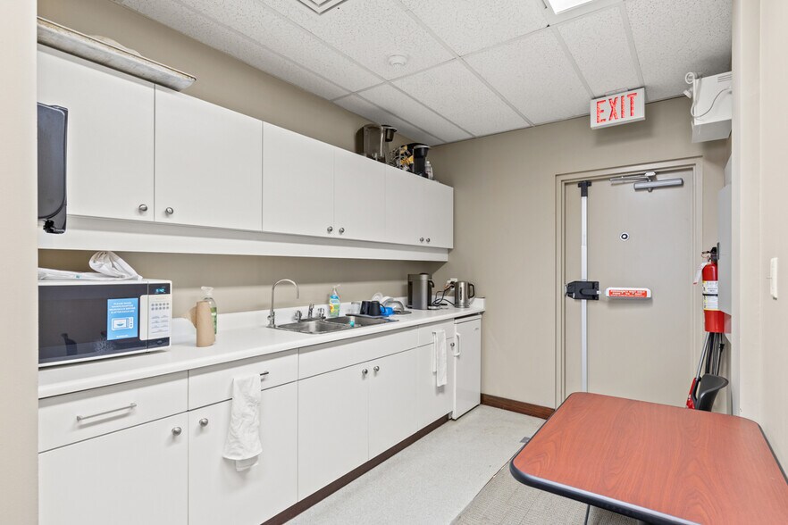 More Photos Of 478 Bernard Av, Kelowna Office For Lease