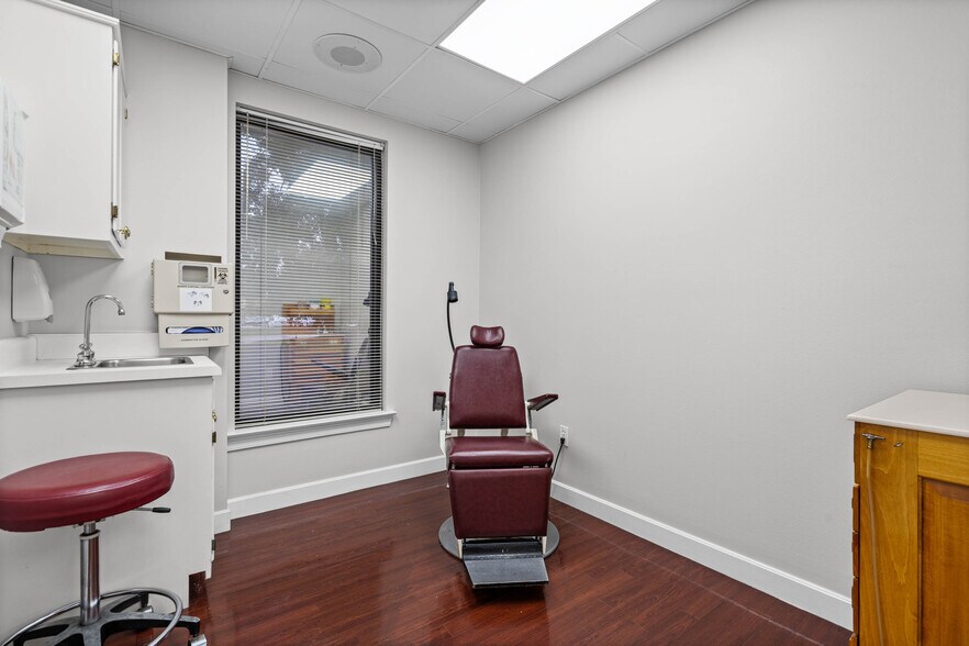 More Photos Of 3664 College Ln S, Mobile Medical For Sale