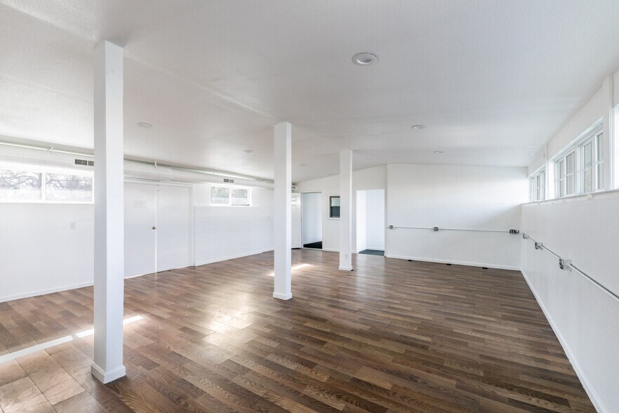 More Photos Of 1414 Forest Ln, Garland Office For Lease