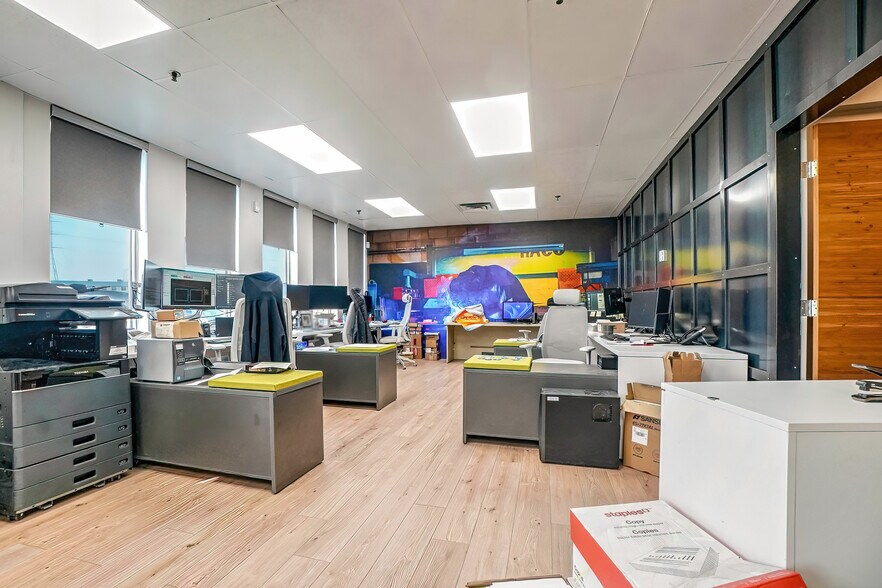 More Photos Of 1390 Rue Newton, Boucherville Flex For Lease