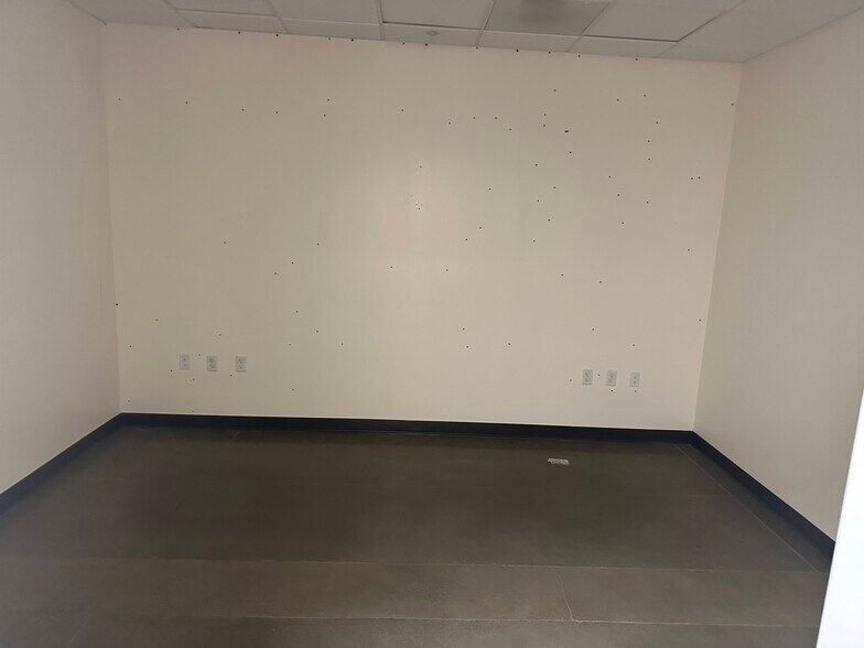 More Photos Of 27559 Newport Rd, Menifee Storefront For Lease