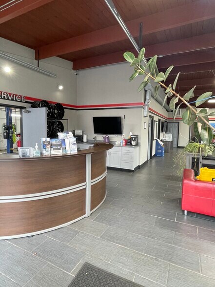 More Photos Of 16001 SE Mcloughlin Blvd, Milwaukie Auto Repair For Lease