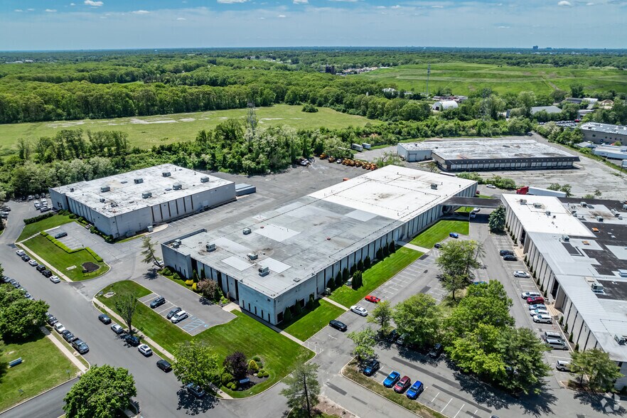 More Photos Of 30 Hub Dr, Melville Warehouse For Lease