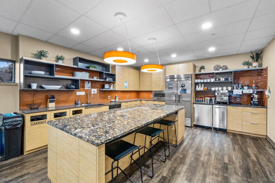 More Photos Of 395 SW Bluff Dr, Bend Office For Lease