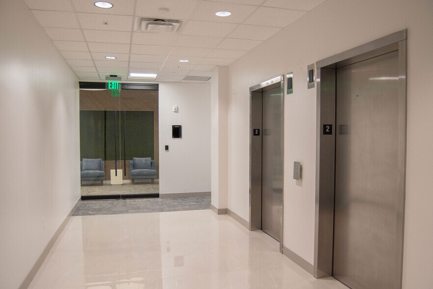 More Photos Of 1801 Wittington Pl, Farmers Branch Office For Lease