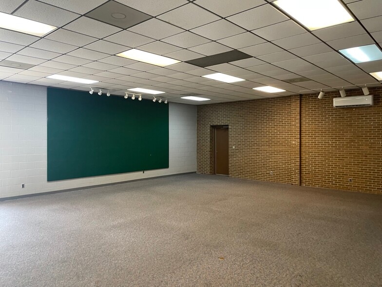 More Photos Of 312 Madison St, Clarksville Office For Sale
