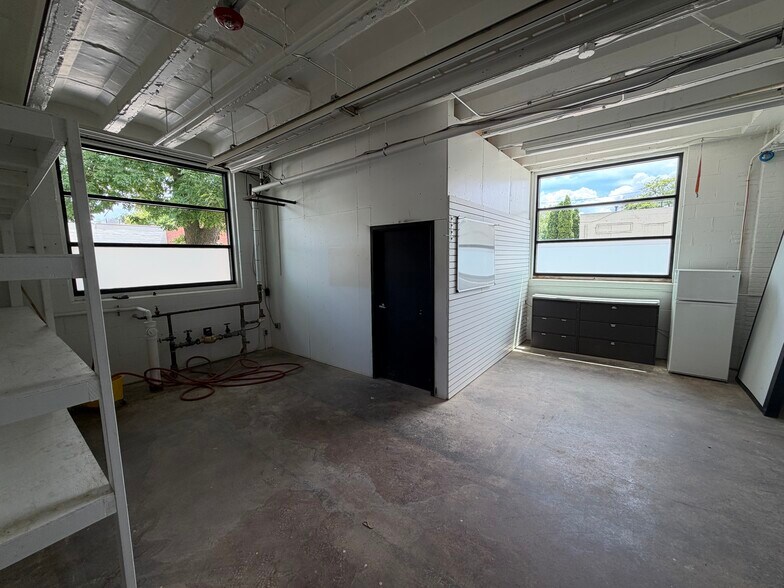 More Photos Of 101 W Capitol Dr, Milwaukee Warehouse For Sale