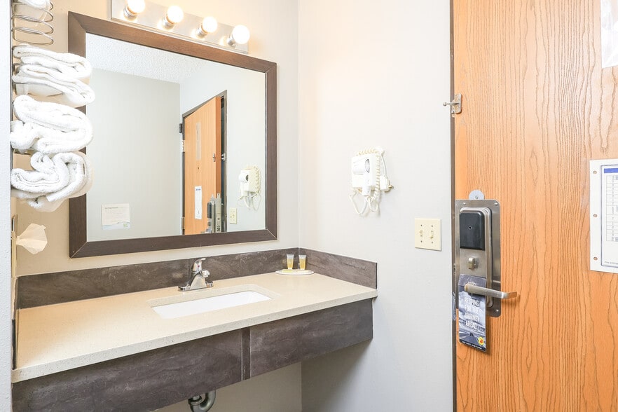 More Photos Of 112 Cutting Dr, Smithville Hotel For Sale