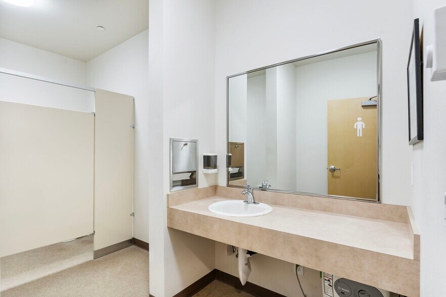 More Photos Of 421 C St, Washougal Warehouse For Sale