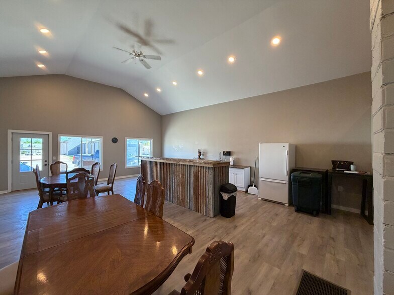 More Photos Of 105 W Vine St, Yutan General Retail For Sale