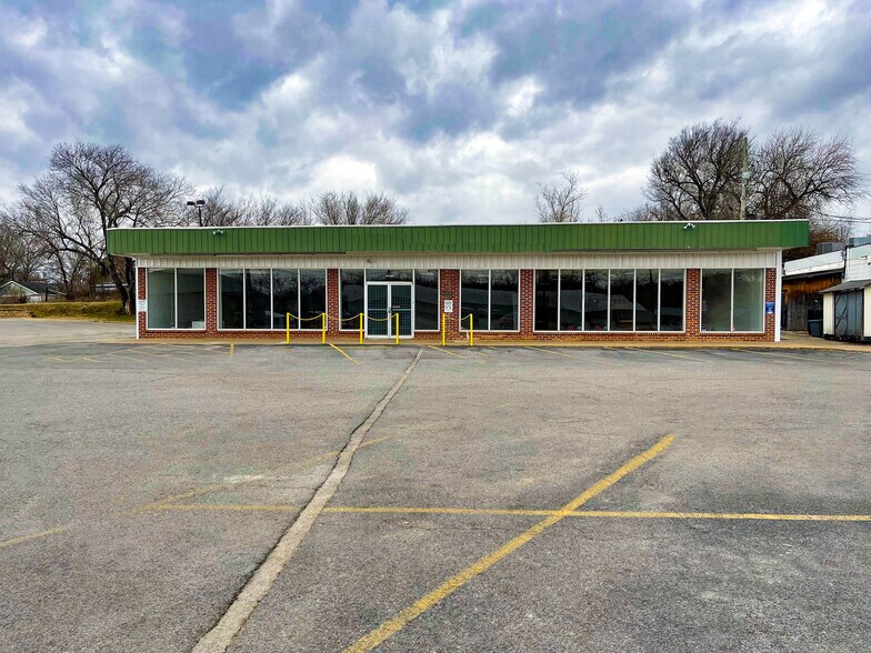 More Photos Of 1153 S School Ave, Fayetteville Convenience Store For Lease