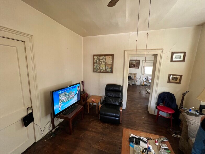 More Photos Of 1208 W White Oak St, Independence Apartments For Sale