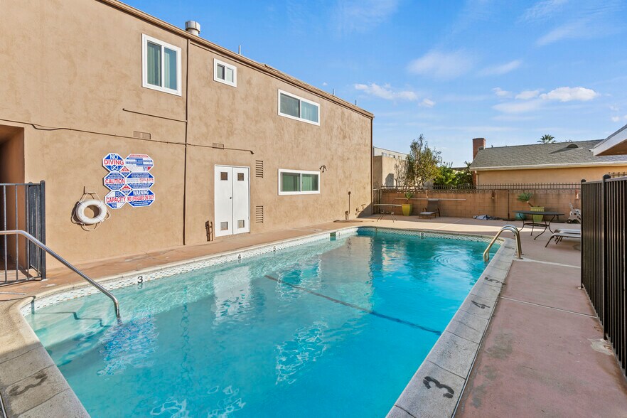 More Photos Of 7503 Hazeltine Ave, Van Nuys Apartments For Sale