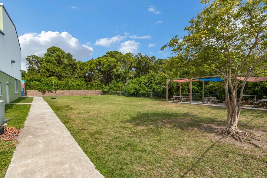 More Photos Of 7633 131st St, Seminole Freestanding For Lease