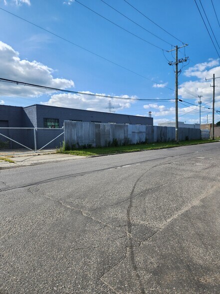 Primary Photo Of 13507 Auburn St, Detroit Industrial For Sale