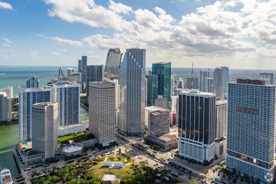 More Photos Of 200 S Biscayne Blvd, Miami Office For Lease