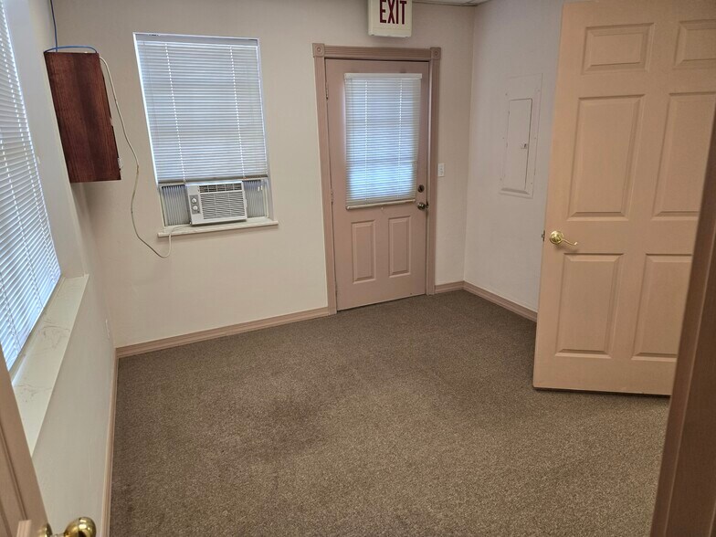 More Photos Of 318 W Highland St, Shawnee Office For Sale