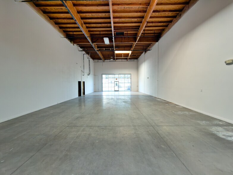 More Photos Of 10557 Juniper Ave, Fontana Warehouse For Lease