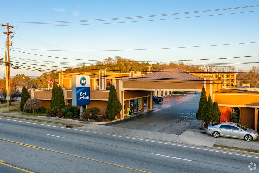 Primary Photo Of 900 S Jefferson Ave, Cookeville Hotel For Sale