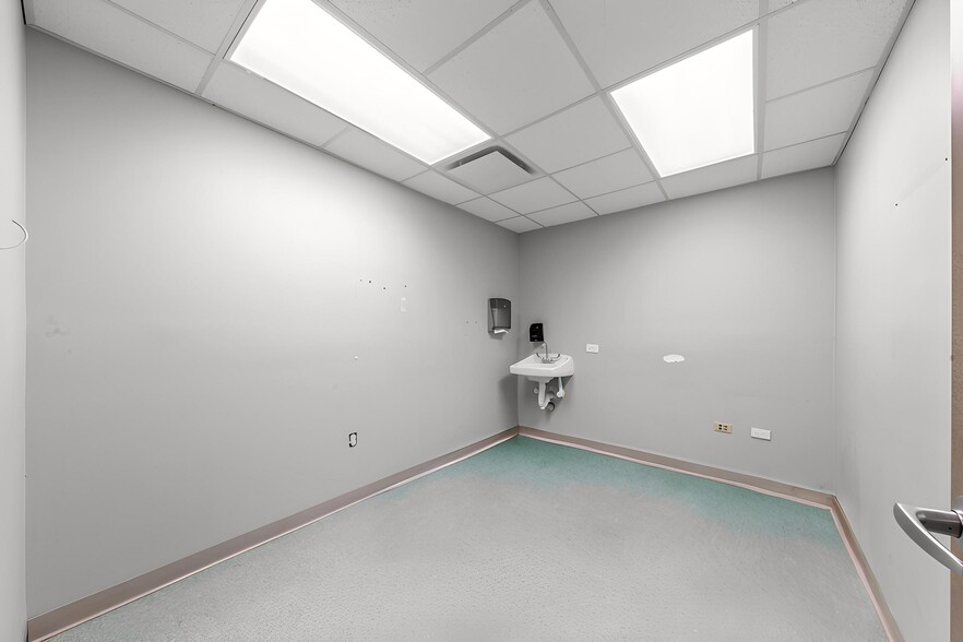 More Photos Of 3828 Avenue N, Galveston Hospital For Lease