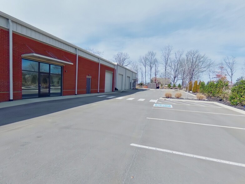 More Photos Of 825 Carthage Hwy, Lebanon Flex For Lease