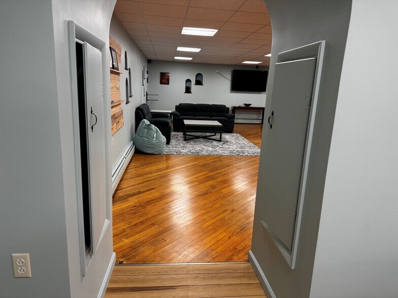 More Photos Of 70 Ridge Rd, Ontario Showroom For Lease