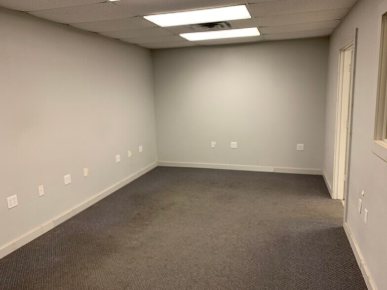 More Photos Of 5424 W Oak St, Palestine Showroom For Lease