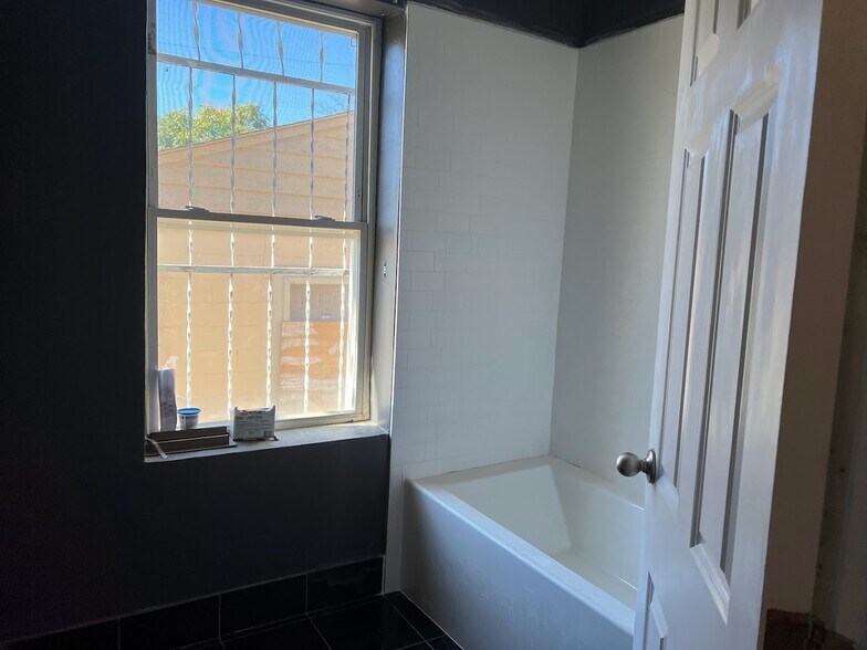 More Photos Of 1511 S High St, Columbus Storefront Retail Residential For Lease