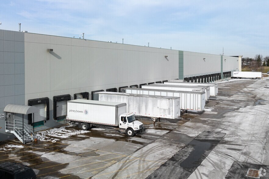 More Photos Of 13201-13221 Corporate Exchange Dr, Bridgeton Distribution For Lease