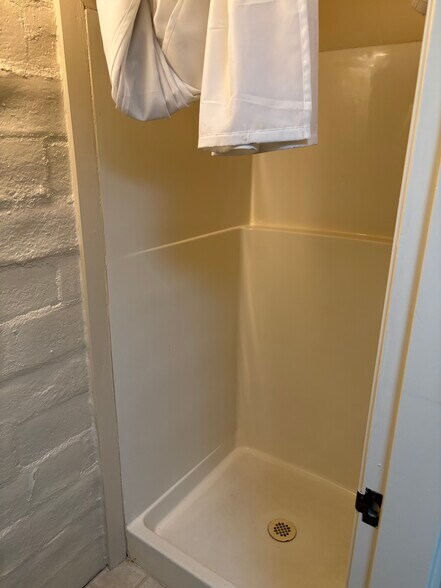 More Photos Of 222 W Lockeford St, Lodi Office For Lease