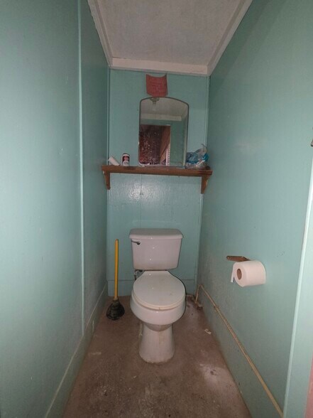 More Photos Of 2034 W 5th St, Washington Showroom For Sale