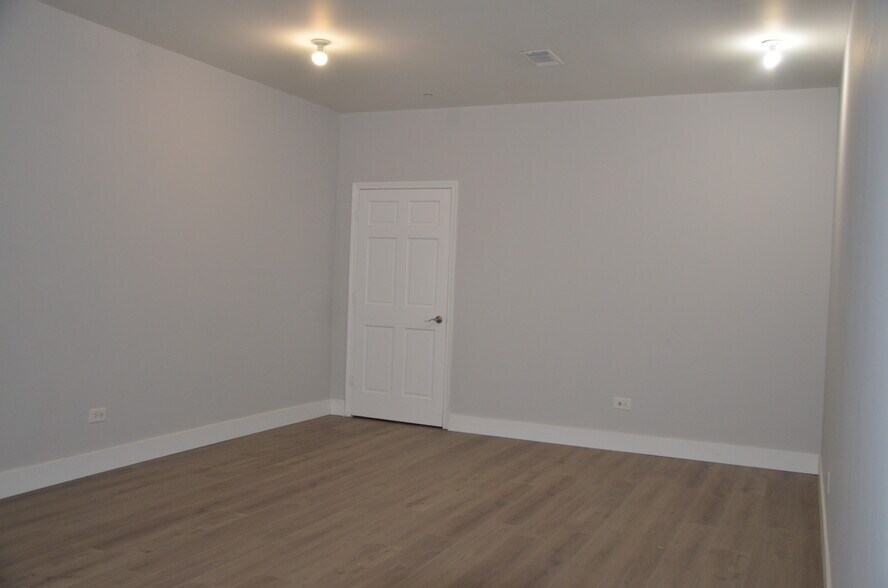 More Photos Of 510 Collins St, Joliet Unknown For Lease
