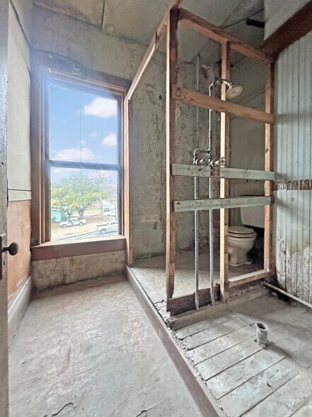 More Photos Of 200 S 3rd St, Leesville Hospitality For Sale