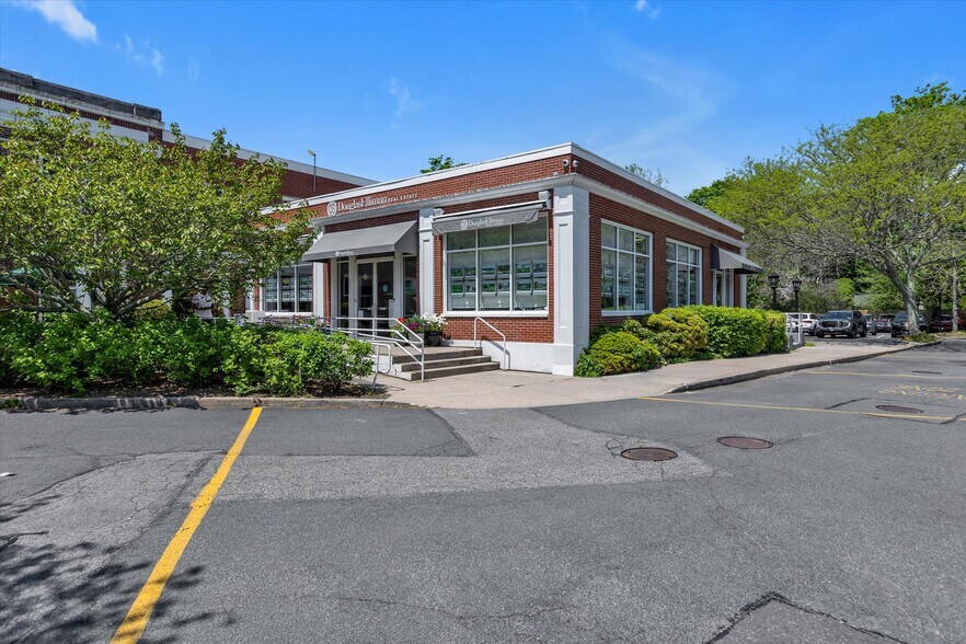 More Photos Of 2488 Montauk Hwy, Bridgehampton Freestanding For Lease