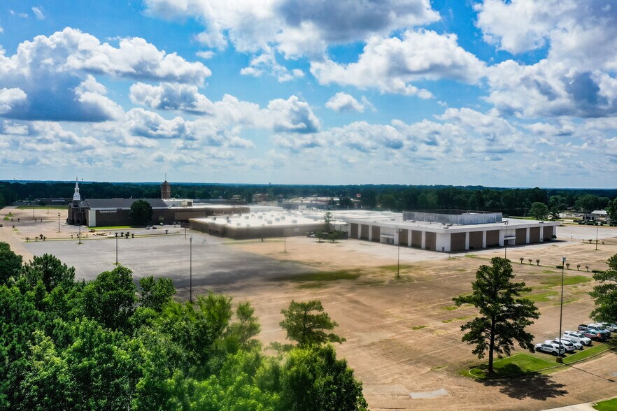 More Photos Of 8942 Jewella Ave, Shreveport General Retail For Sale