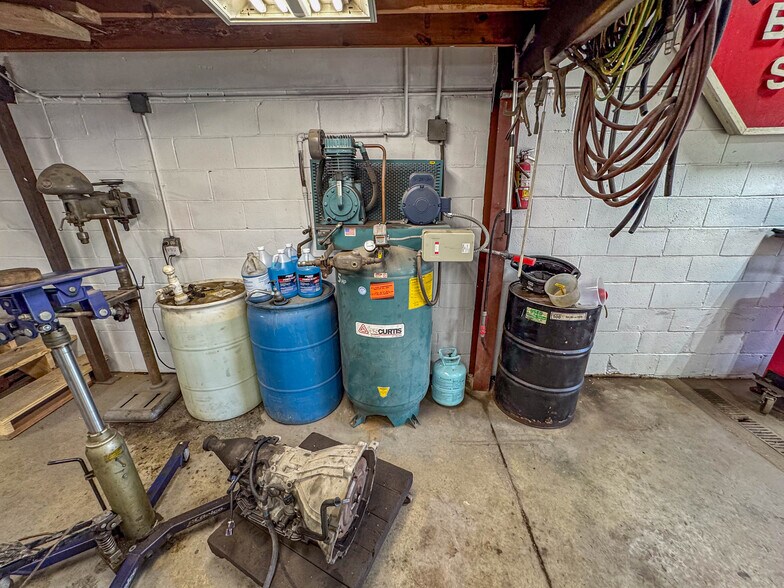 More Photos Of 8600 Gravois Rd, Saint Louis Auto Repair For Sale