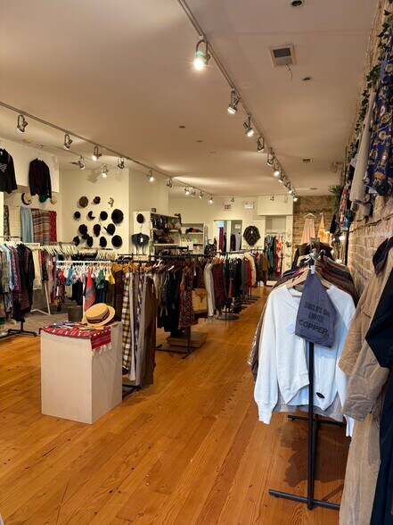 More Photos Of 1943 W Division St, Chicago Storefront Retail Residential For Lease