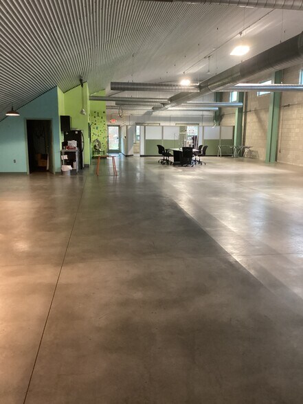 More Photos Of 360 E State Line Rd, Toledo Light Manufacturing For Lease