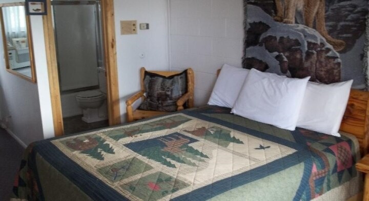 More Photos Of 501 S 6th St, Thermopolis Hotel For Sale