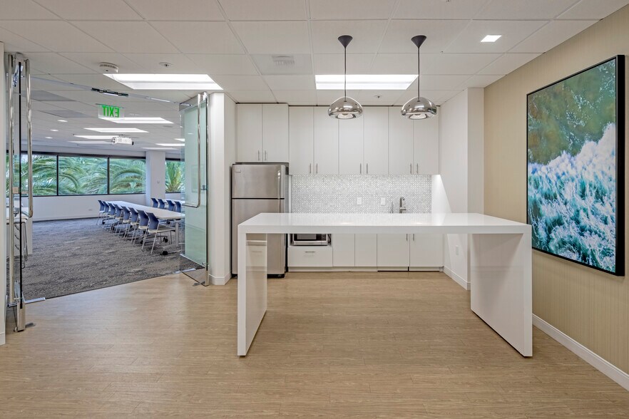 More Photos Of 4685 MacArthur Ct, Newport Beach Office For Lease