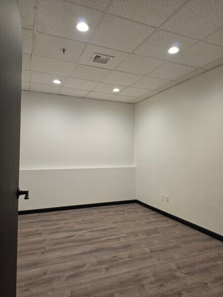 More Photos Of 117 Main St, East Islip Freestanding For Lease