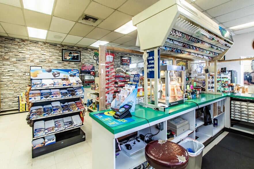 More Photos Of 404 Navajo Blvd, Holbrook Service Station For Sale