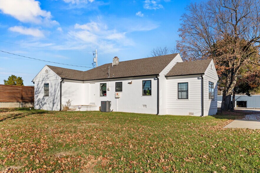 More Photos Of 2039 S Brentwood Blvd, Springfield Office For Sale