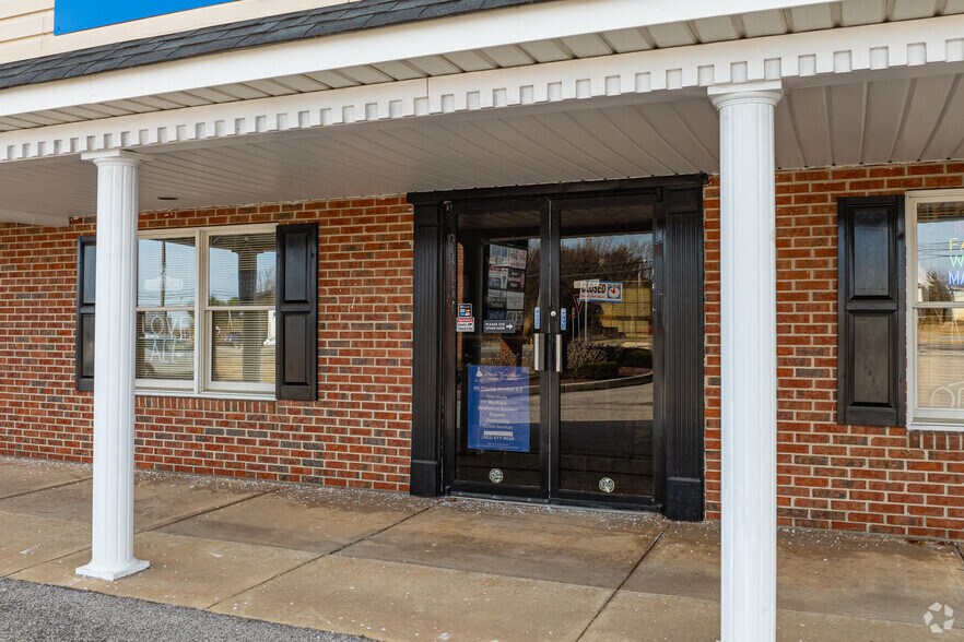 More Photos Of 5609-5621 Dupont Pky, Smyrna Office For Lease