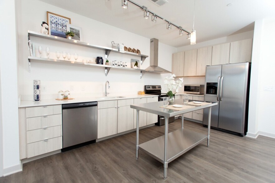 More Photos Of 747 N College Ave, Indianapolis Apartments For Lease