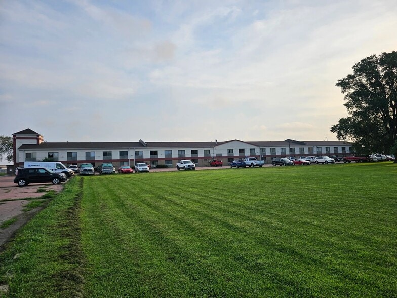 Primary Photo Of 1300 W Russell St, Sioux Falls Hotel For Sale