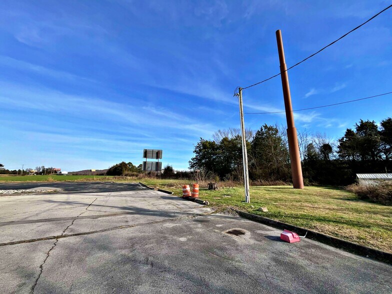 More Photos Of 1391 Murrays Chapel Rd, Sweetwater Showroom For Sale