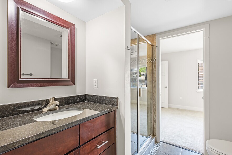 More Photos Of 4700 Roanoke Pky, Kansas City Apartments For Sale